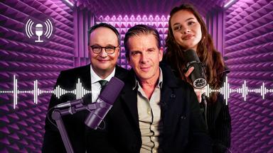 Fotomontage Markus Lanz, Oliver Welke und Emma von „She’s talking“ in einem Tonstudio