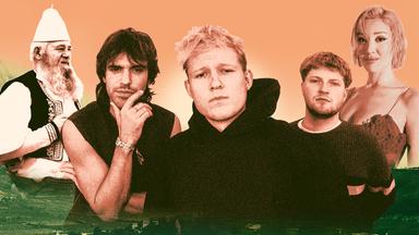 Die drei Sänger von 01099 im Porträt. Rechts ist eine Frau im roten Trägerkleid zu sehen, links ein Mann in weißer Tracht mit spitz zulaufendem weißen Hut.