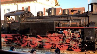 Die 97 501 fährt im Münsinger Bahnhof.