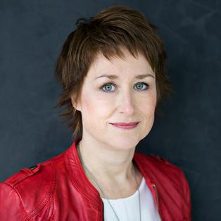 makro-Moderatorin Eva Schmidt blickt in die Kamera