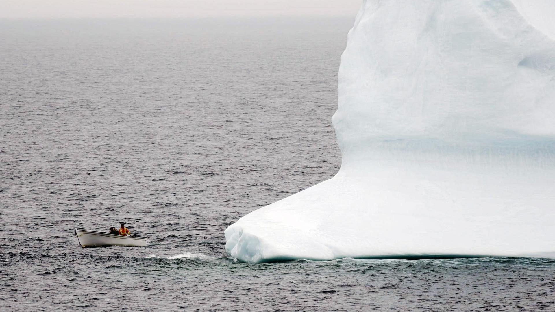 "17.000 Kilometer KANADA (1)": Boot fährt neben einem Eisberg.