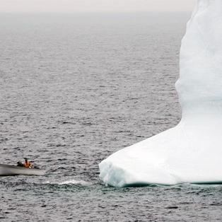"17.000 Kilometer KANADA (1)": Boot fährt neben einem Eisberg.