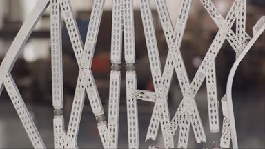 3D-Druck: Graue Verstrebungen sind zu einer luftigen Konstruktion verschraubt.