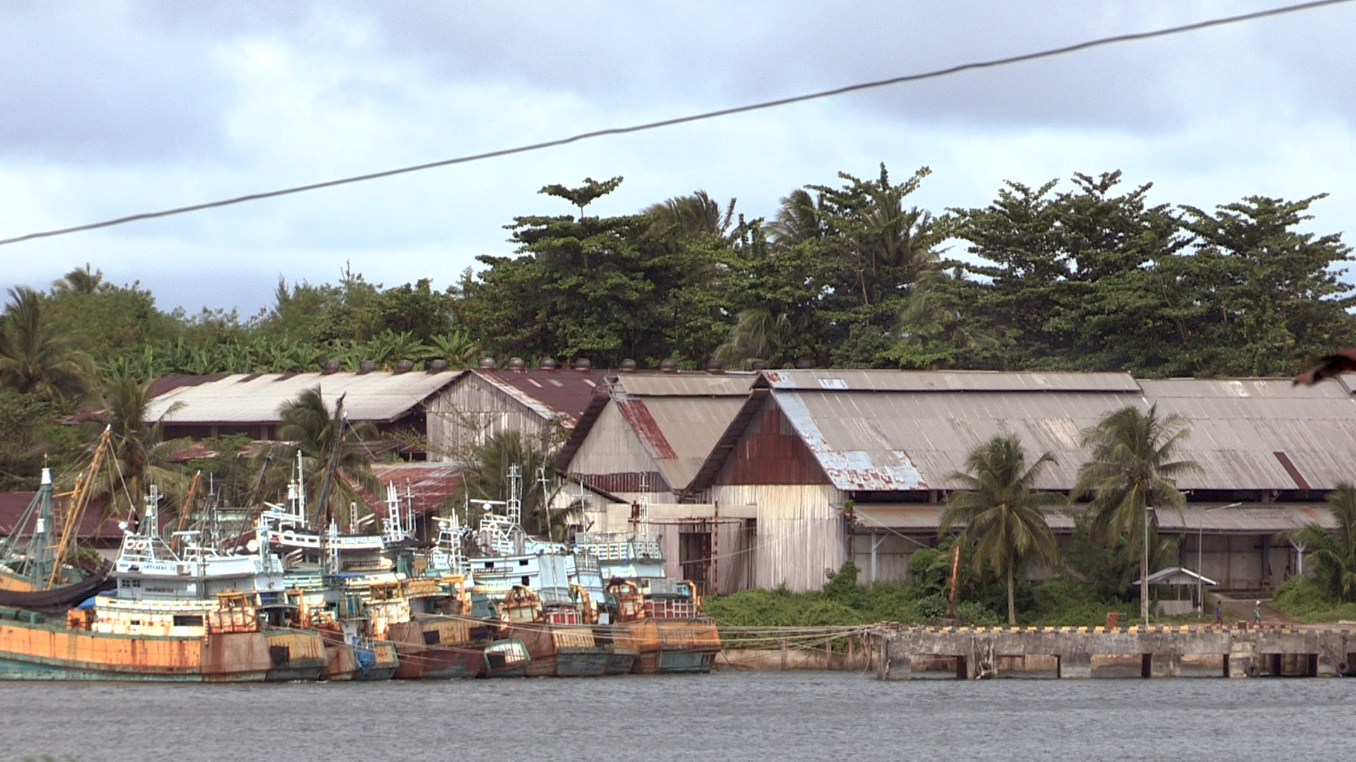 Holzbaracken auf der indonesischen Insel Benjina