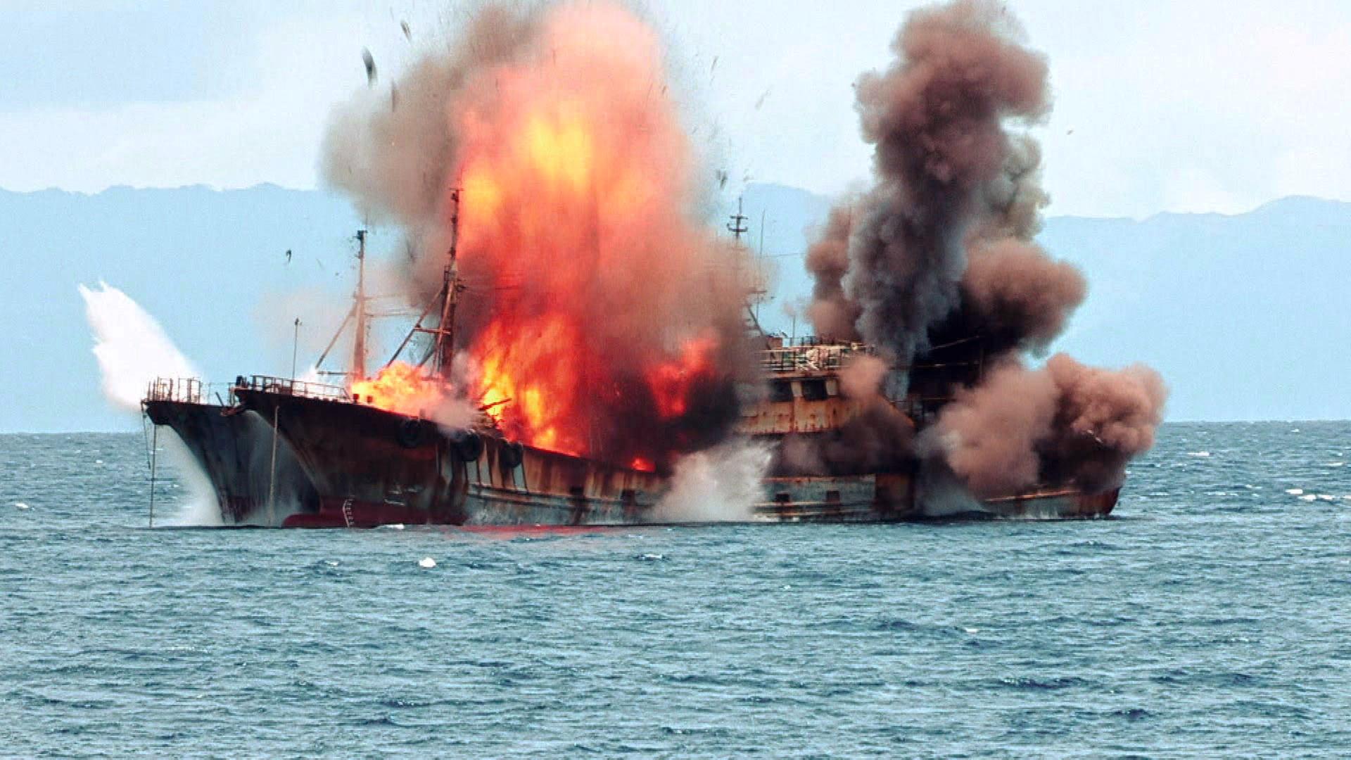 Auf offener See wir ein Piratenschiff gesprengt