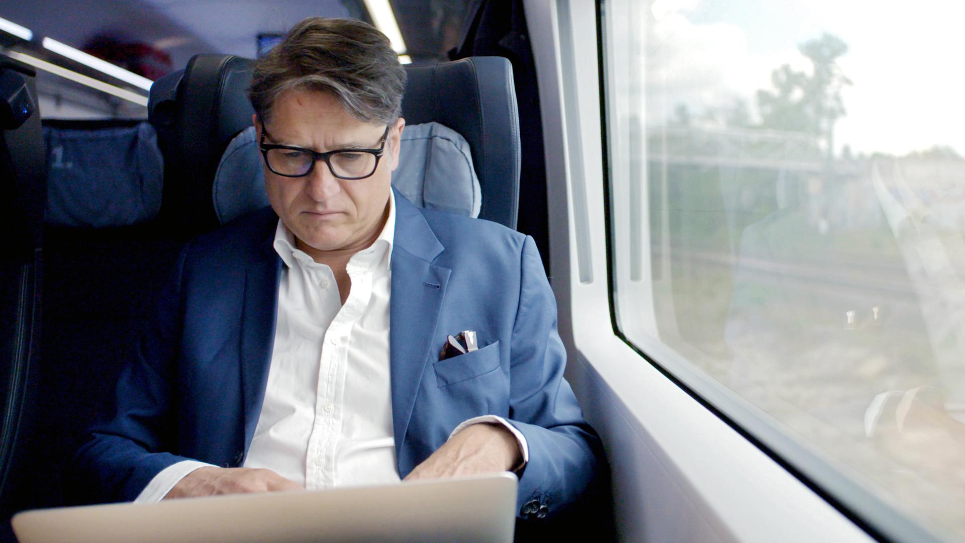 Jakob Augstein sitzend im Zug