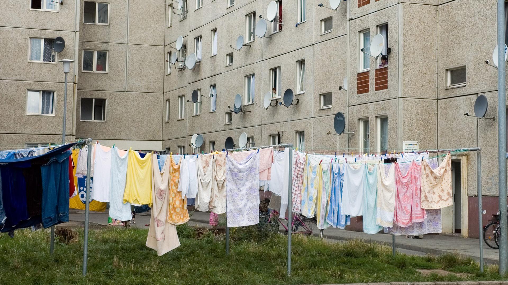 Wäscheleinen vor einem Plattenbau