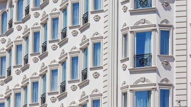 Weiße Hausfassade mit Stuck