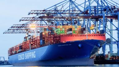 Containerschiff im Hamburger Hafen