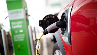 Ein Ladekabel steckt an einem E-Auto