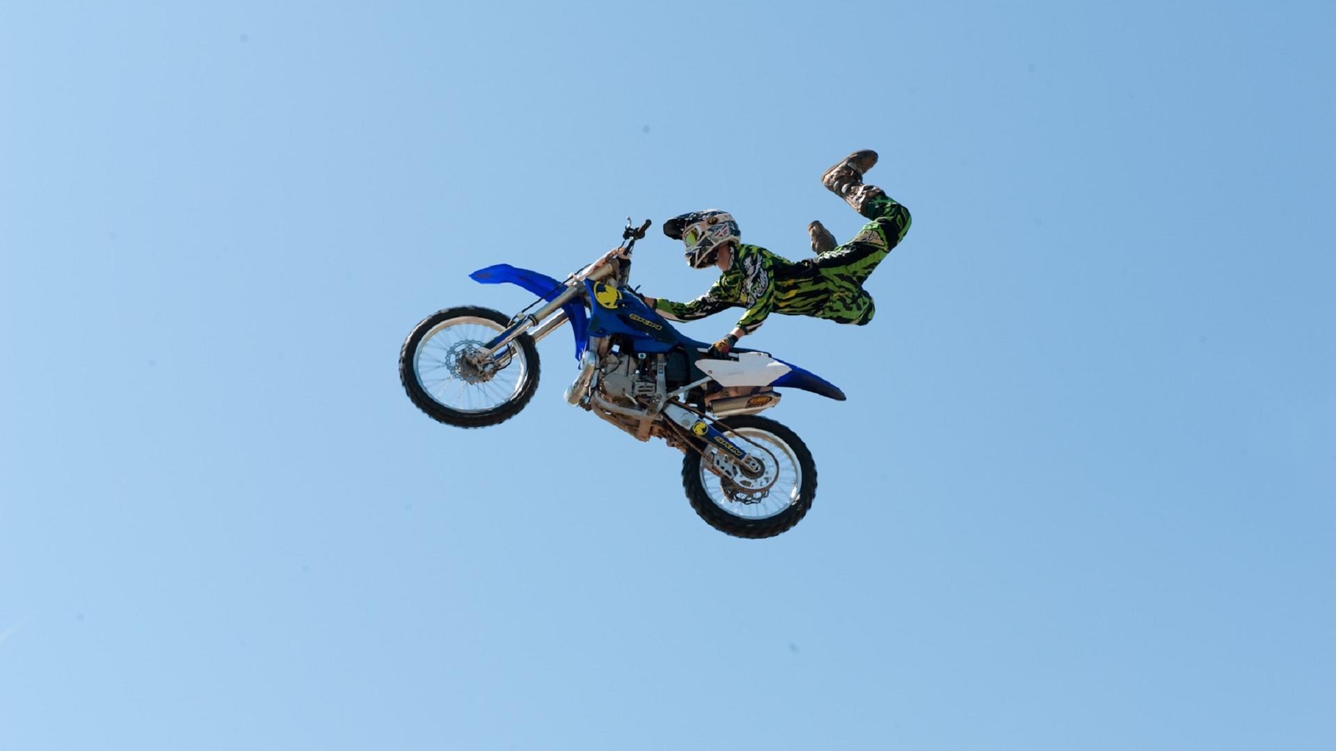 Ein Motocrossfahrer macht einen Stunt bei einem Sprung