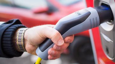 Elektroauto wird getankt