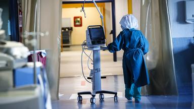 Arzt im Gang auf Intensivstation