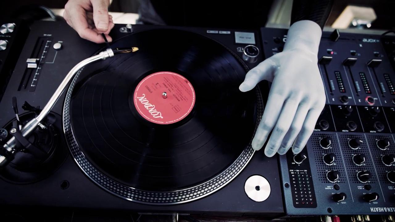 Bertolt Meyer als DJ