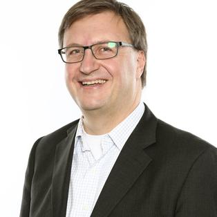 Der Luftfahrtexperte Prof. Dr. Frank Fichert lächelt in die Kamera