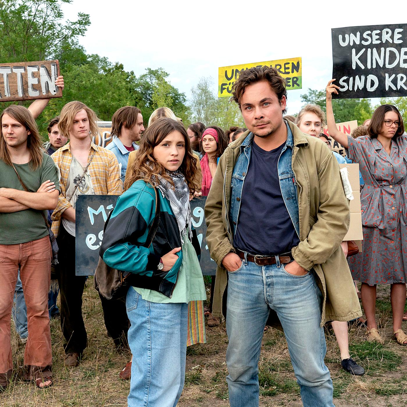 Menschen versammeln sich zu einer Demo.