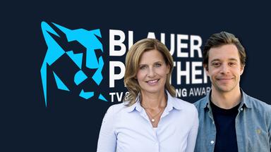 Frau und Mann vor dem Sendelogo