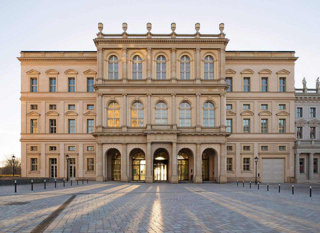 Das Museum Barberini in Postdam wird von der Morgensonne angestrahlt 