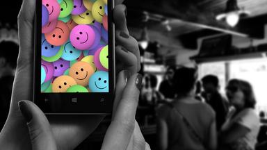 Bunte Smileys auf einem Handy
