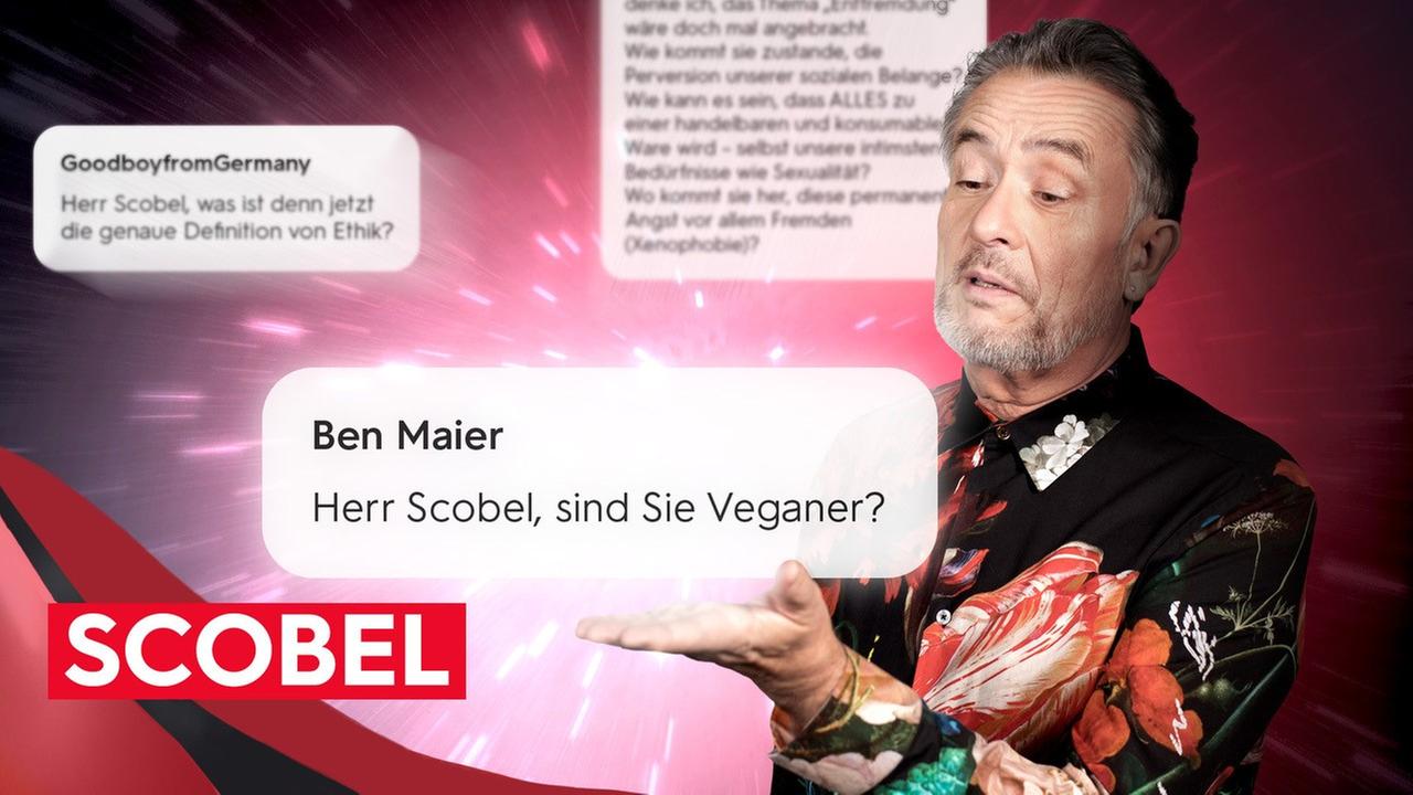 Gert Scobel. Im Hintergrund Schriften