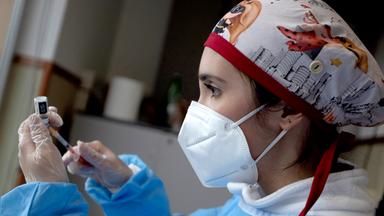 Eine Krankenschwester füllt den Corona-Impfstoff von Biontech/Pfizer in eine Spritze