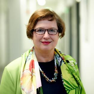 Prof. Dr. Ute Klammer blickt in die Kamera