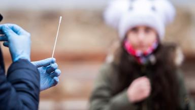 Plakate auf Schülerpult