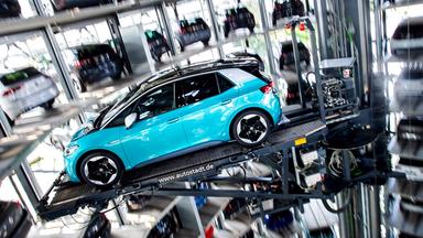 Türkisfarbenes Elektroauto ID.3 des Volkswagen-Konzerns