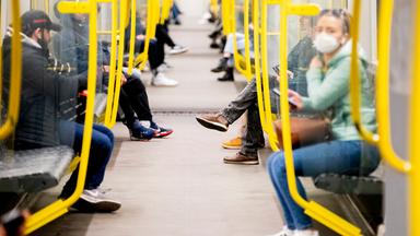 Menschen in der U-Bahn