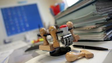 Stempfel auf einem Schreibtisch