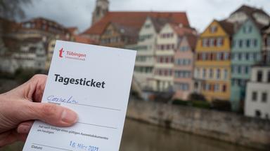 Tagesticket für die Innenstadt Tübingen mit Stadthäusern im Hintergrund