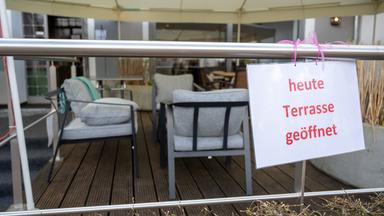 Leere Restaurant Außenterrasse. Im Vordergrund Plakat mit Aufschrift