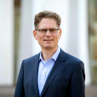 Prof. Markus Brunnermeier blickt in die Kamera