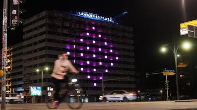Straßenszene in Berlin nachts