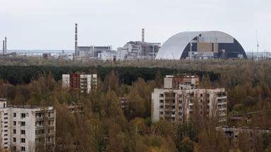 Nach der Explosion schützt eine Hülle den radioaktiven kern des Atomkraftwerkes in Tschernobyl