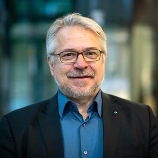 Prof. Dr. Dietrich Borchardt blickt in die Kamera