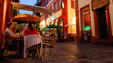Menschen sitzen draußen im Restaurant