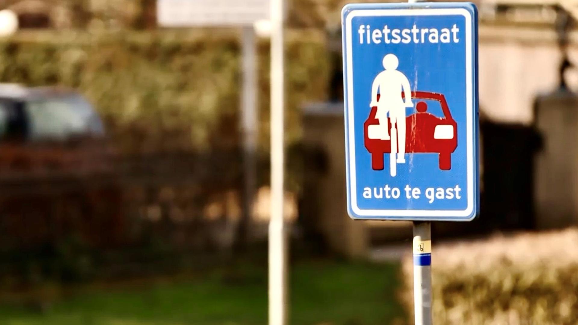 Schild mit Aufschrift 