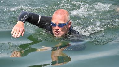 Andreas Vath schwimmt im Rhein