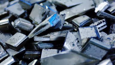 graue, teils blau schimmernde Metallstücke aus Nickel