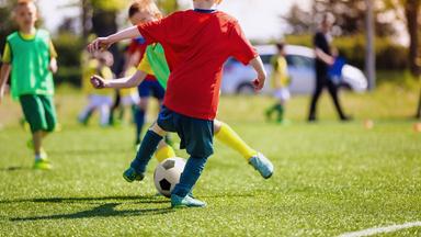 Kinder spielen Fußball