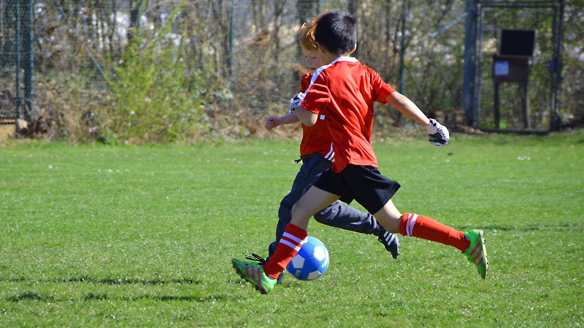 Zwei Jungs  auf dem Fußballfeld
