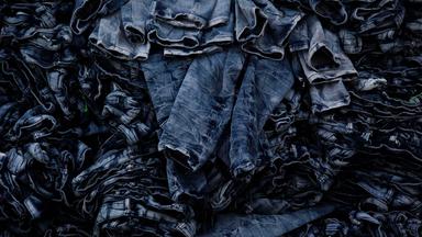 Jeans auf einem Haufen