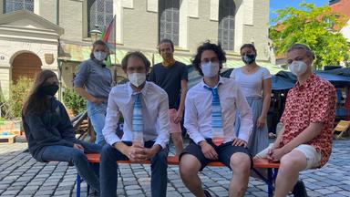 Teilnehmer des Klimacamps schauen in die Kamera