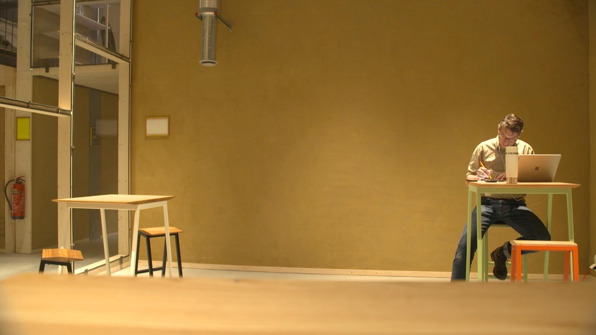 Mitarbeiter sitzt in einem Co-Work-Space