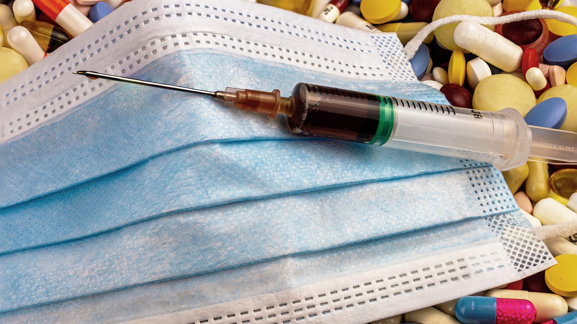 Medikamente, Spritze und eine Maske