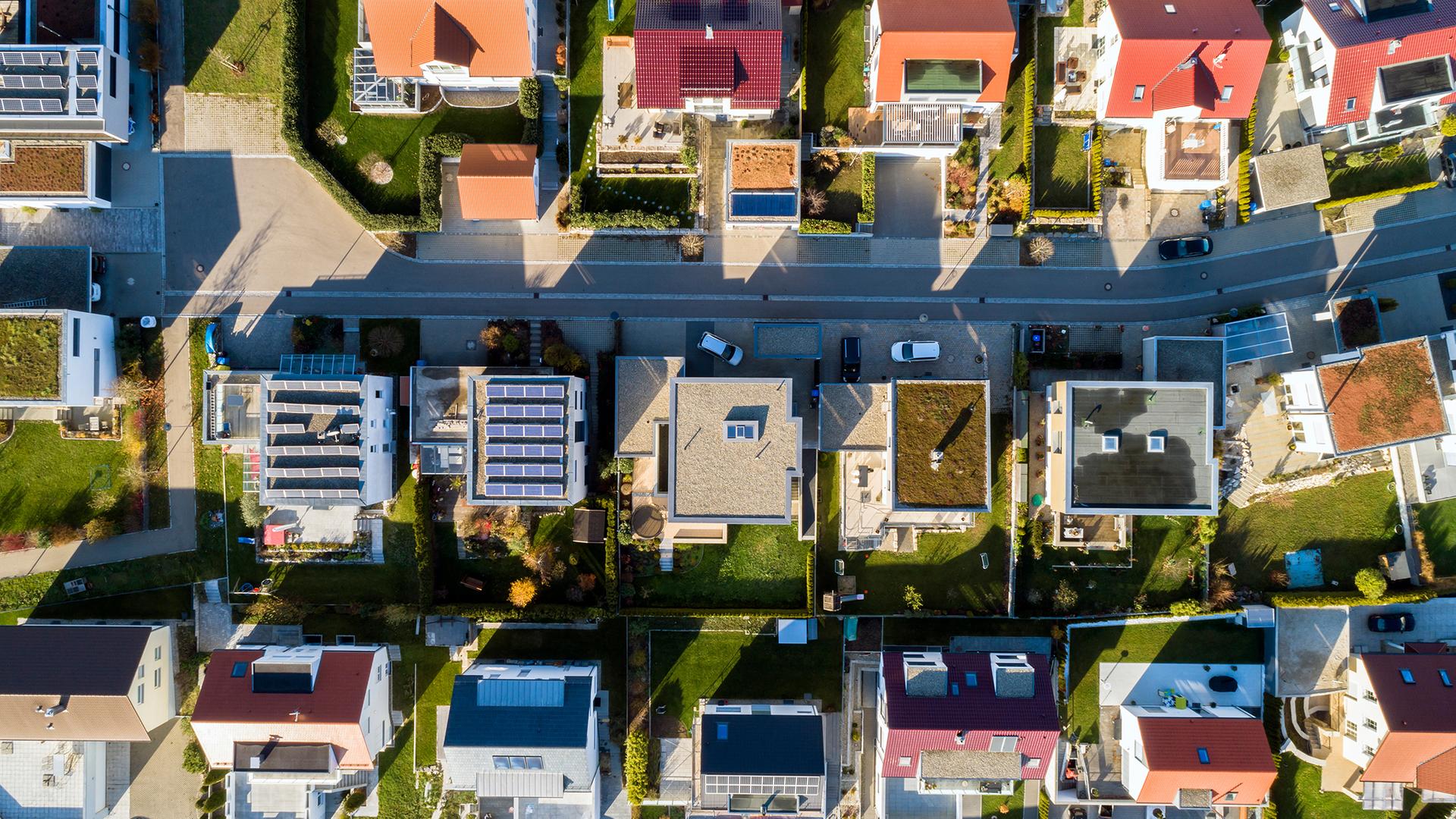 Loftaufnahme eines Wohngebietes mit freistehenden Häusern.