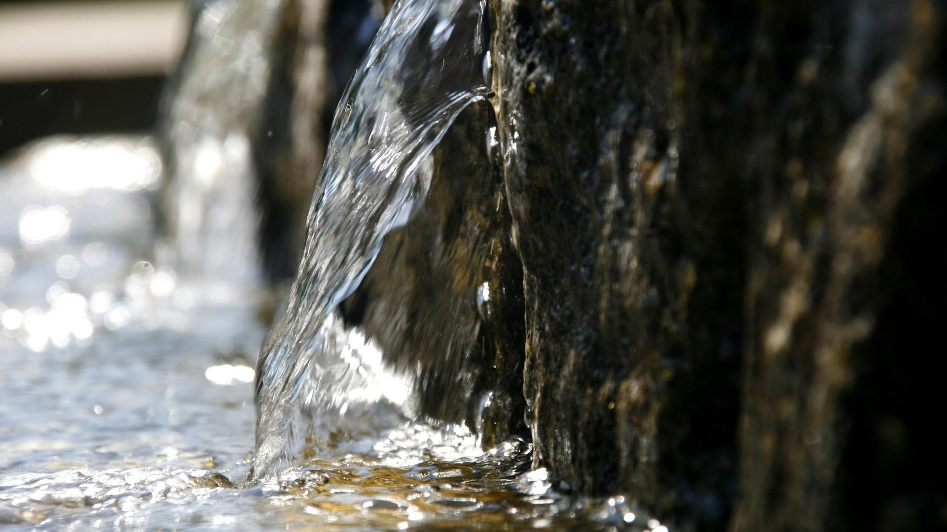 Wasser läuft aus Wasserhahn
