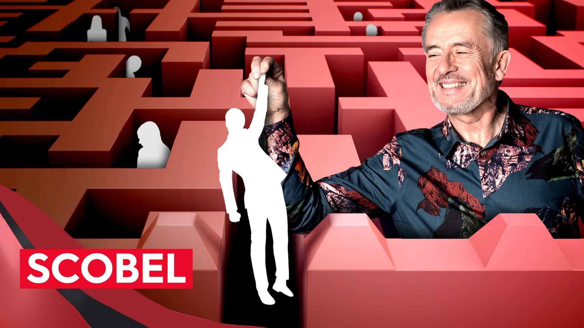 Gert Scobel in einem Labyrinth mit mehreren weißen Silhouetten von kleineren Menschen.