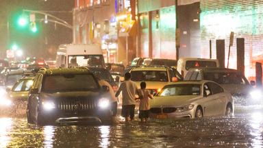 New York nach starkem Regenfall